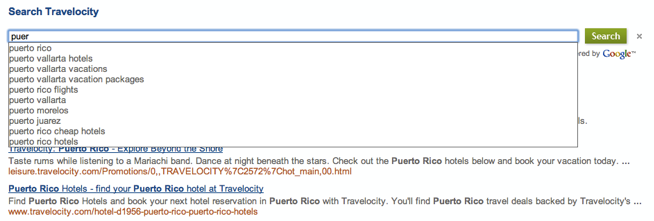 Escribir "p-u-e-r" en un Motor de Búsqueda Programable de un sitio de viajes aparece una lista desplegable con opciones como "puerto rico", "hoteles en puerto vallarta", "vacaciones en puerto vallarta", etcétera. 