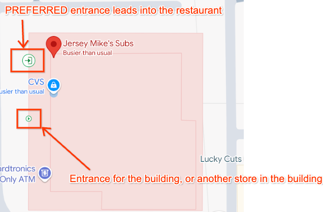 地図上に建物の輪郭と 2 つの入り口が表示されている。優先入口は、他の入口よりも大きなアイコンで表示されます。