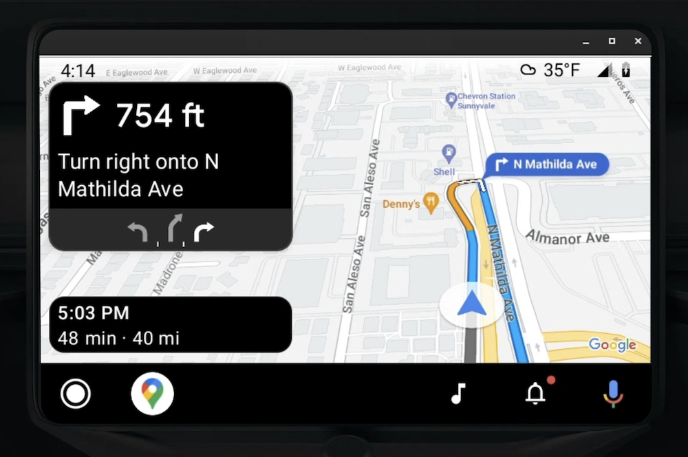 Head unit dalam dasbor yang menampilkan panduan belokan demi belokan dengan Android
Auto.