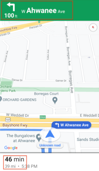 Auf einem Smartphone-Display wird eine bevorstehende Linksabbiegung in 30 Metern auf die W Ahwanee Ave. angezeigt. Unten auf dem Display wird die verbleibende Zeit bis zum Ziel mit 46 Minuten und die verbleibende Entfernung mit 63 Kilometern angegeben.
