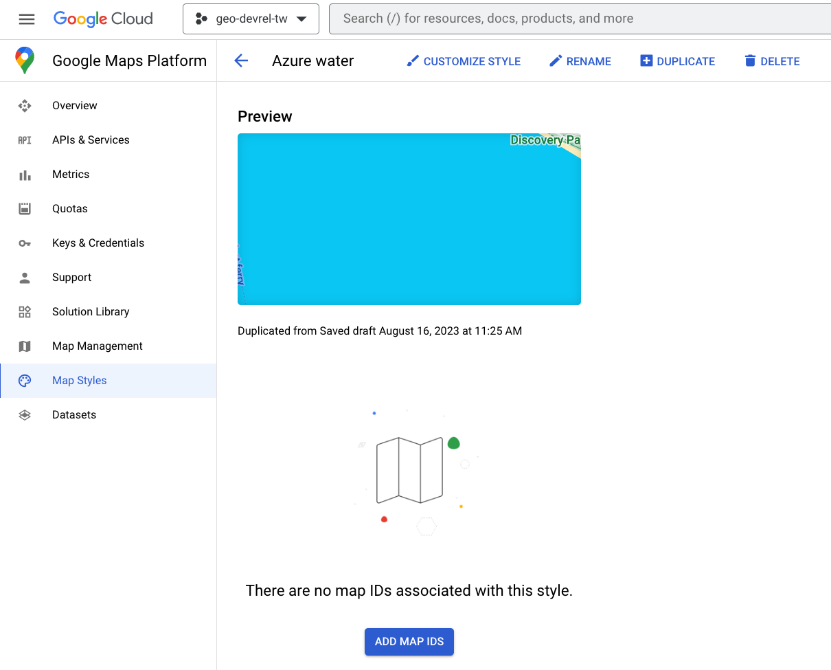 Uma captura de tela da página principal de um único estilo de mapa mostrando o nome, os controles para personalizar, renomear, duplicar ou excluir um estilo, uma imagem que mostra o estilo aplicado a uma área mapeada e um aviso informando que não há nenhum ID de mapa associado ao estilo, além de um botão &quot;Adicionar IDs de mapa&quot;.