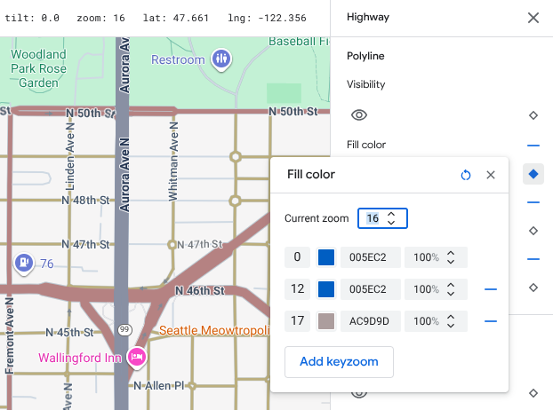 Ta sama mapa Seattle, ale ze stylami poziomu powiększenia dodanymi na poziomach 12 i 17, dzięki czemu niebieskie kolory autostrady przechodzą w beżową powierzchnię.