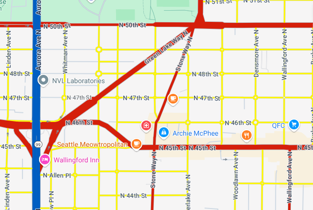 Mapa Seattle na poziomie powiększenia 16, na której drogi są oznaczone na czerwono, niebiesko i żółto.