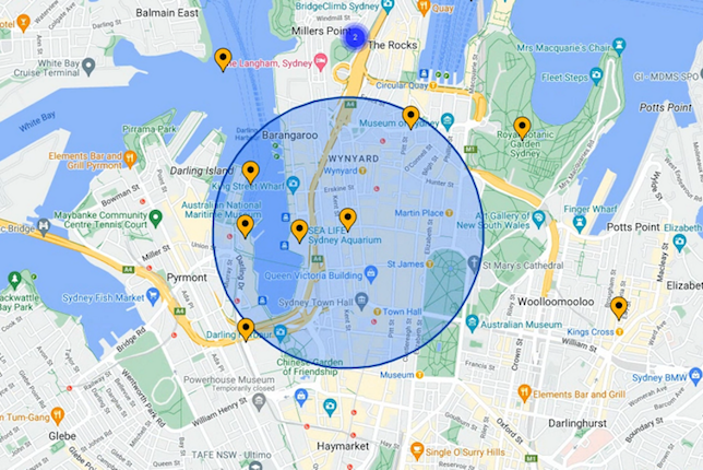 Um mapa com marcadores amarelos e um círculo azul translúcido sobrepostos no mapa.