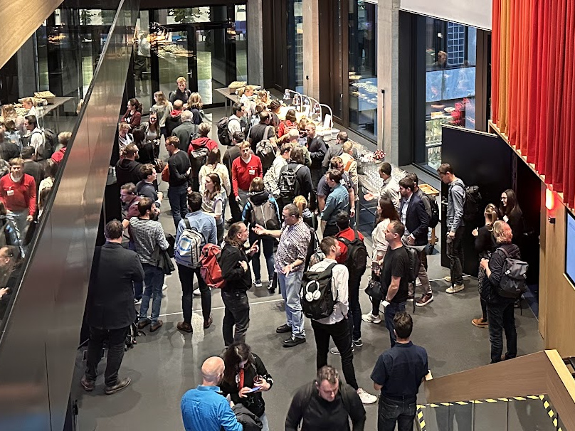 검색 센터 라이브 취리히에서 네트워킹하는 사람들