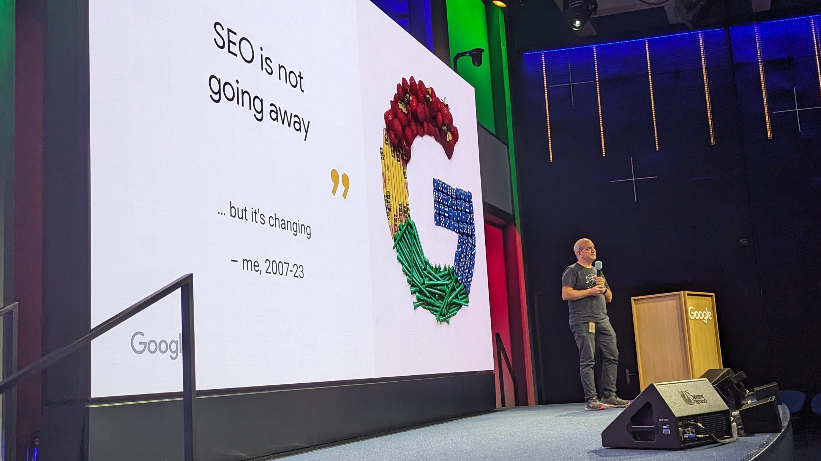 John Mueller berada di atas panggung pada acara Search Central Live sebelumnya