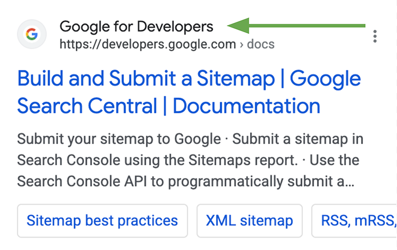 لقطة شاشة لنتيجة‫ "بحث Google" يظهر فيها اسم الموقع الإلكتروني مميّزًا أعلى عنوان URL