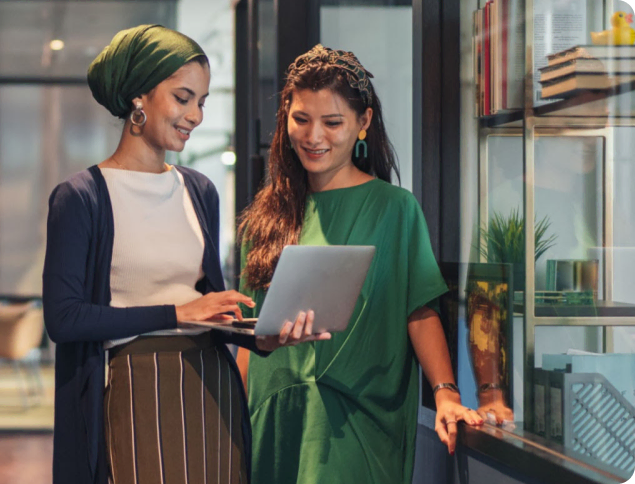 gambar dua wanita yang sedang melihat laptop