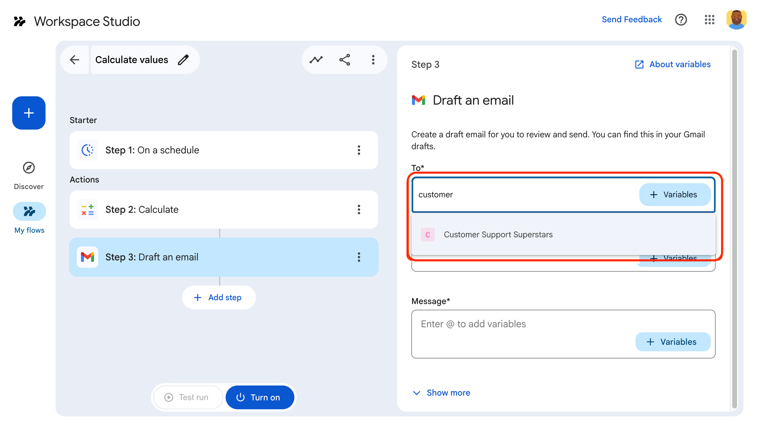 Google Chat 聊天室的自动补全建议。